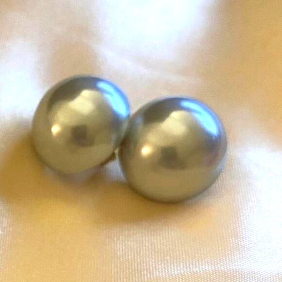 Vintage Lot of 3 pairs of earrings Two clip on earrings one pair of ear pierced - Picture 5 of 6